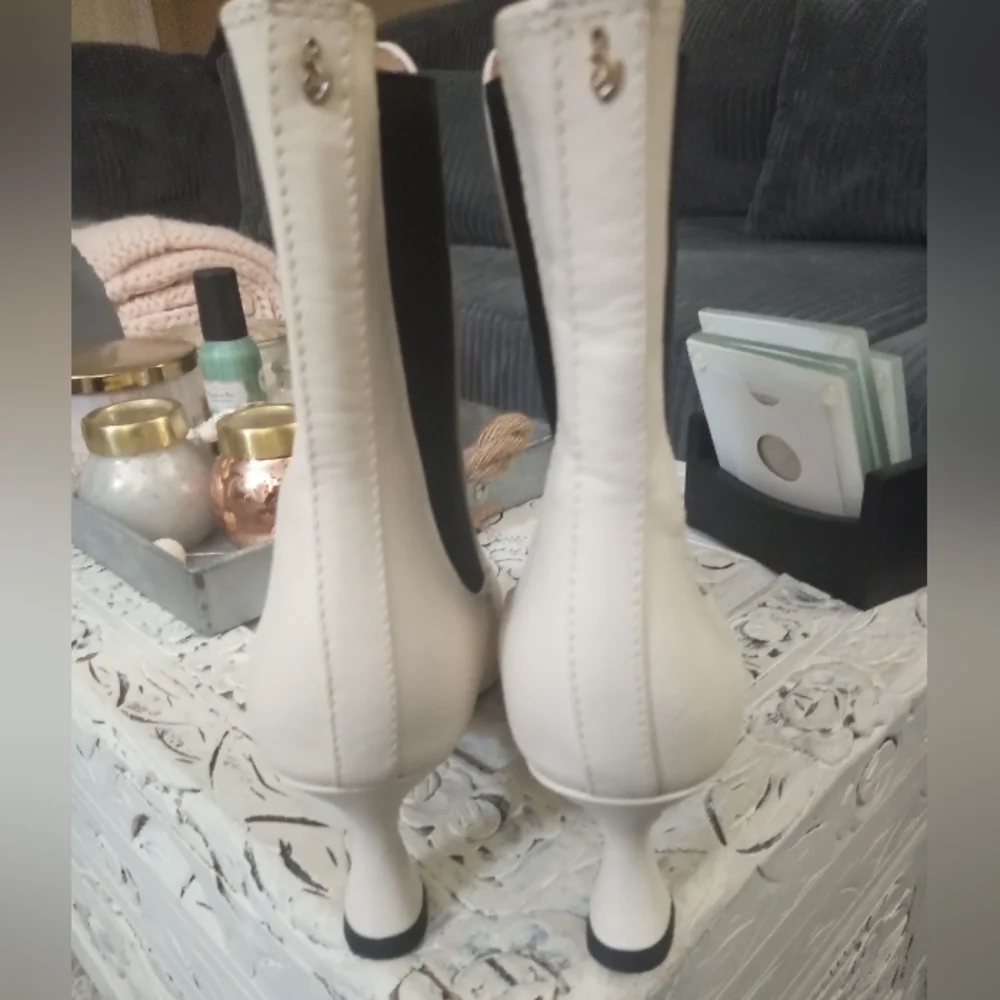 🆕⭐Sam Edelman winter white leather booties